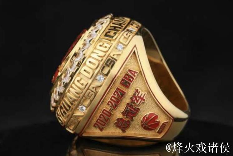 CBA揭幕战前,颁发了上赛季总冠军戒指 CBA揭幕战前,颁发了上赛季总冠军戒指