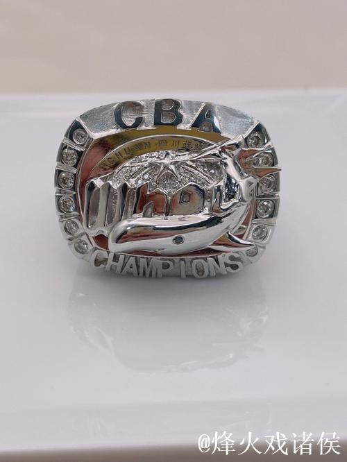 CBA揭幕战前,颁发了上赛季总冠军戒指 CBA揭幕战前,颁发了上赛季总冠军戒指