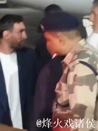 梅西抵印度引近万球迷疯狂接机