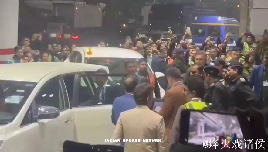 梅西抵印度引近万球迷疯狂接机